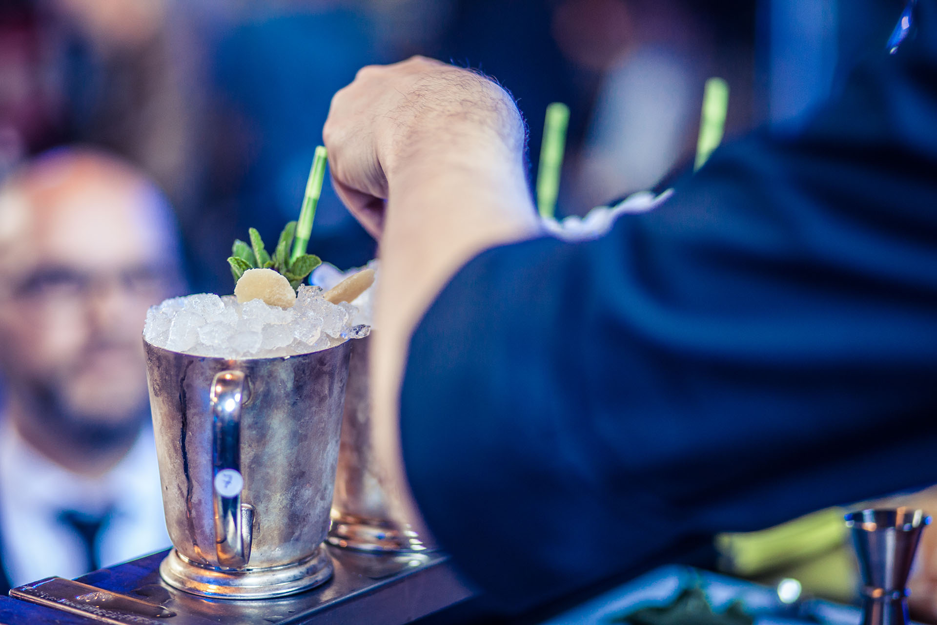 Bartender-Preparando-Cocktel