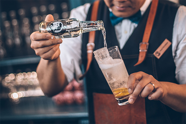 Bartender-Serviendo-Coctail